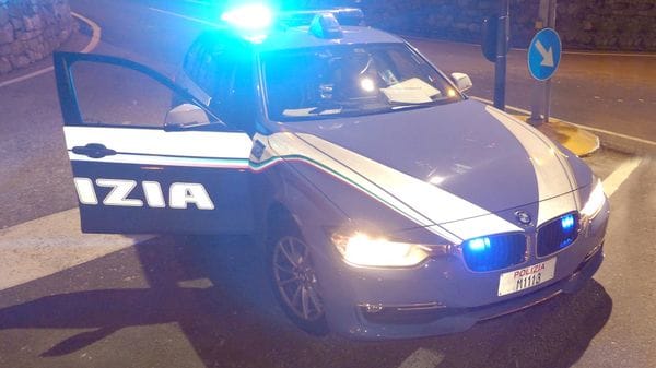 Molesta i passanti in centro Como e aggredisce gli agenti: arrestato