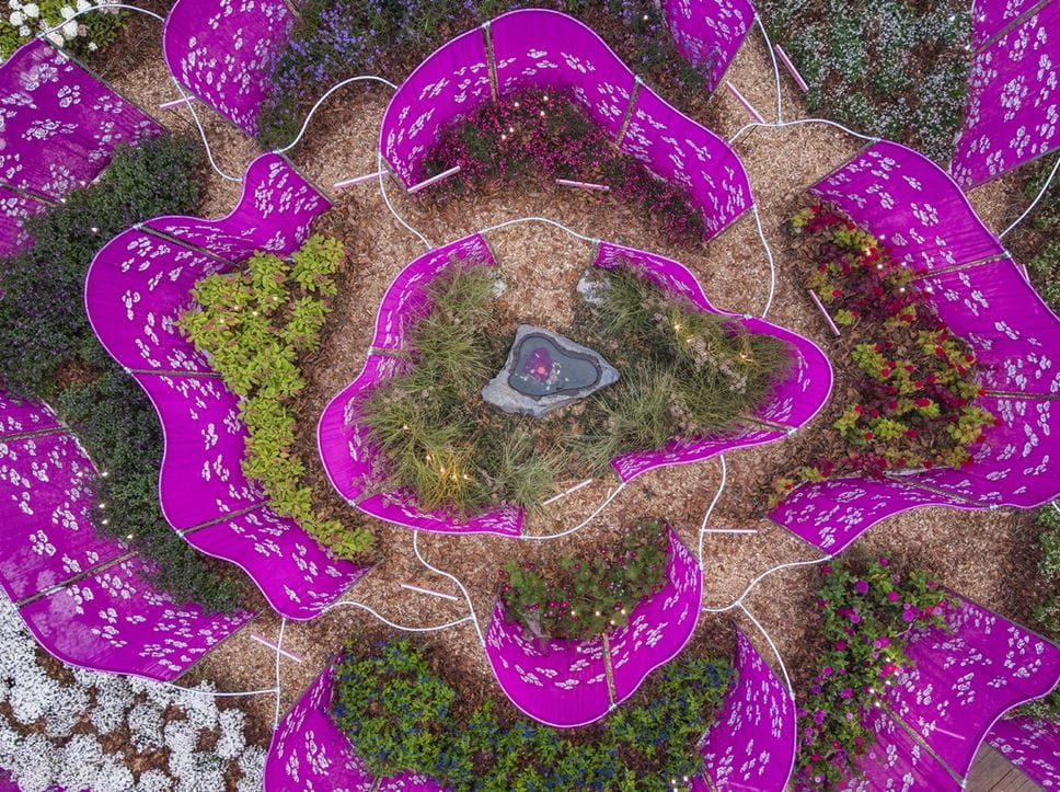 Orticolario, foto e video del venerdì. Premiati Luigi Serafini e “Rosa velata”. Mantero:«Il giardino è il luogo della fantasia»