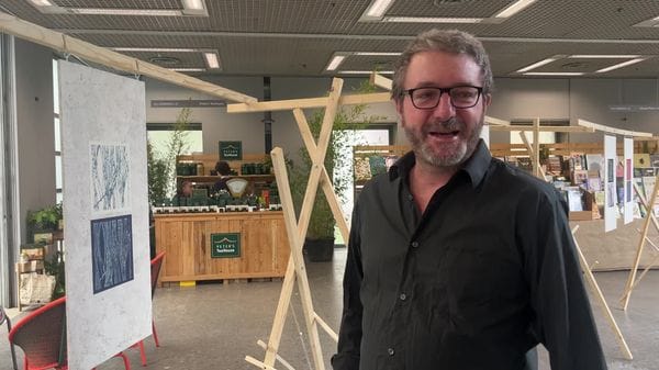 Orticolario,  Matteo Fraschini tra le matrici di “Traces”, installazione in cui anche i visitatori possono cimentarsi