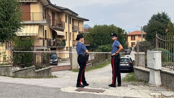 Sedia a rotelle bagnata, ma non era nella piscina. Chi l’ha tirata fuori?