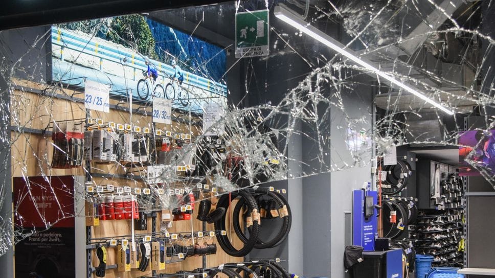 «Bruciamo Como», la minaccia dal web. E i violenti dicono: attenti agli ultras
