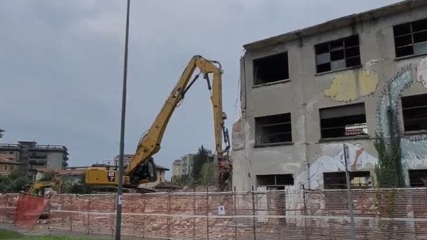 Erba, in corso la demolizione della ex Meroni. Il video