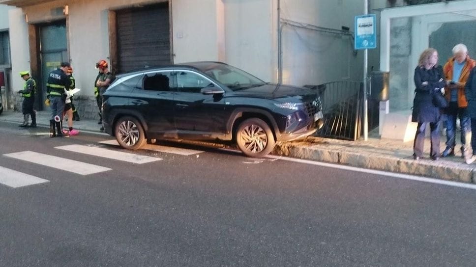 «Non mi sento bene» e va all’ospedale. Muore dopo l’uscita di strada a Lenno