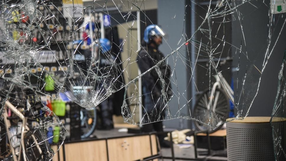 Quelle frasi simbolo dei ragazzi della piazza: “A rubare si risparmia”