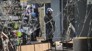 Quelle frasi simbolo dei ragazzi della piazza: “A rubare si risparmia”