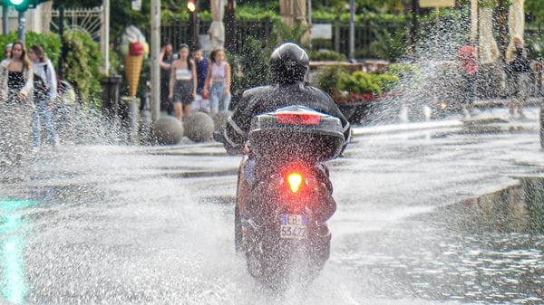 Acqua a catinelle. Con allerta gialla per il rischio frane