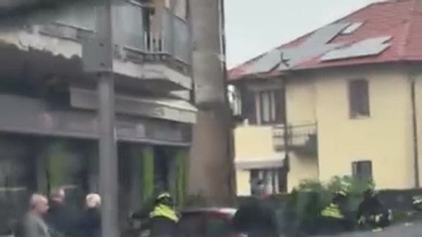 Auto contro vetrina Elvis