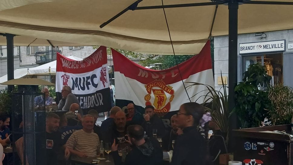 Dalle piazze ai pub in centro. È l’onda rossa del tifo inglese (Le foto)