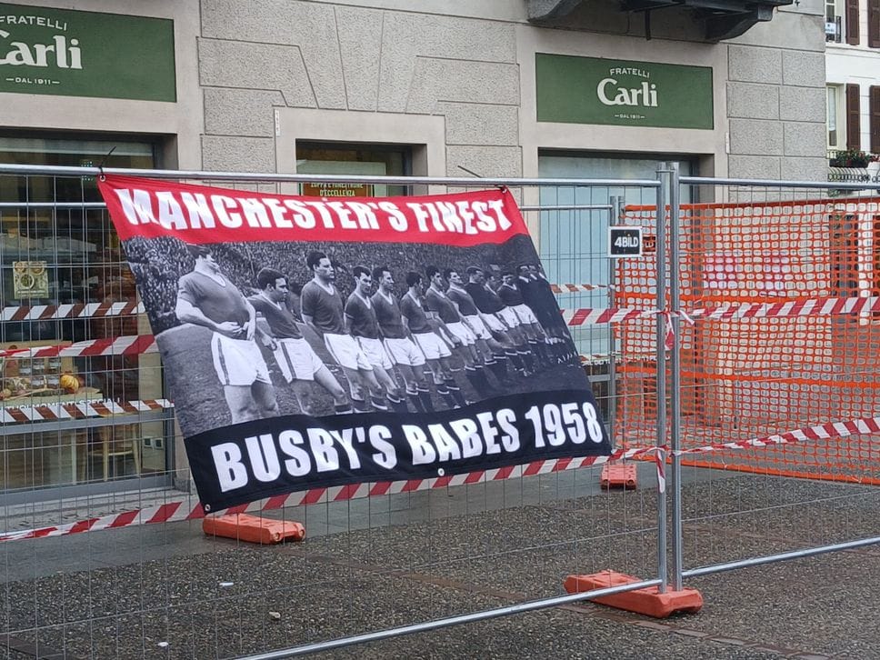 Dalle piazze ai pub in centro. È l’onda rossa del tifo inglese (Le foto)