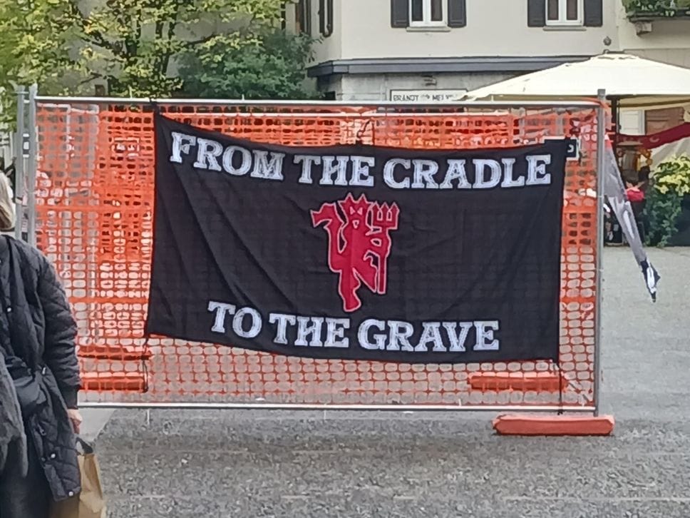 Dalle piazze ai pub in centro. È l’onda rossa del tifo inglese (Le foto)