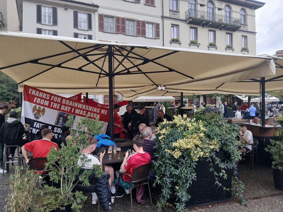 Dalle piazze ai pub in centro. È l’onda rossa del tifo inglese (Le foto)