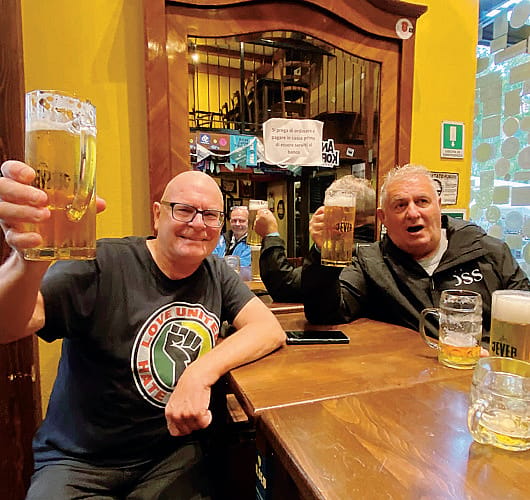 Dalle piazze ai pub in centro. È l’onda rossa del tifo inglese
