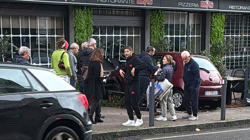 Tavernerio: auto contro la vetrina della Pizzeria Elvis (Video)