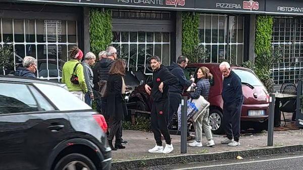 Tavernerio: auto contro la vetrina della Pizzeria Elvis (Video)
