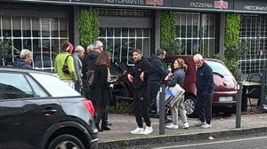 Tavernerio: auto contro la vetrina della Pizzeria Elvis (Video)