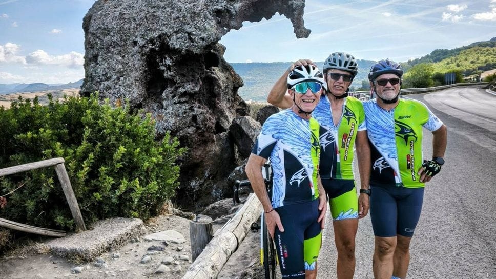 I Falchi Blu di Albiolo conquistano la Sardegna a pedali