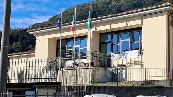 Musso, cadono due pannelli dal controsoffitto della scuola media: bidella colpita a un braccio. Edificio chiuso per precauzione 
