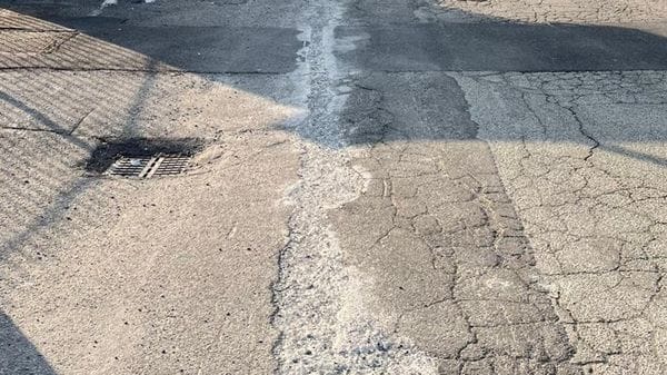 «Strade in stato pietoso. E i rappezzi d’asfalto si stanno sgretolando»