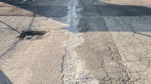 «Strade in stato pietoso. E i rappezzi d’asfalto si stanno sgretolando»