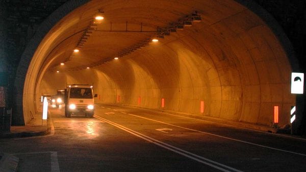 Torno, Lariana chiusa al traffico dalle 23 di stasera alle 5 di domani mattina per i lavori di asfaltatura