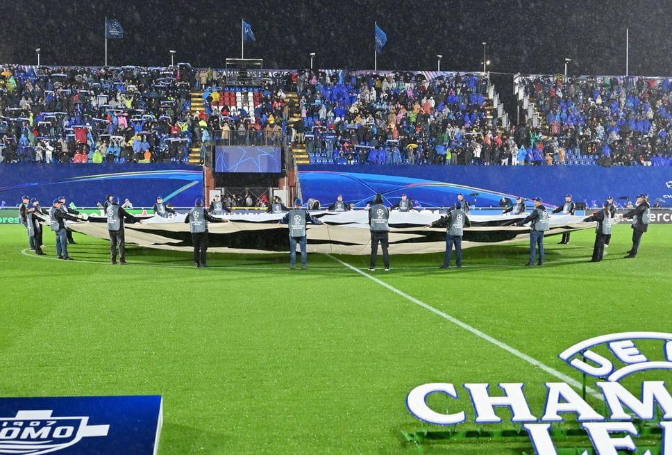 Tutti in piedi per Cesc-Nico. Il bandierone Champions sventolato dai tifosi storici
