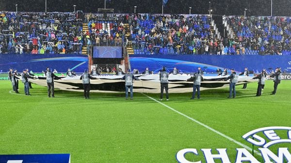 Tutti in piedi per Cesc-Nico. Il bandierone Champions sventolato dai tifosi storici