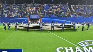 Tutti in piedi per Cesc-Nico. Il bandierone Champions sventolato dai tifosi storici