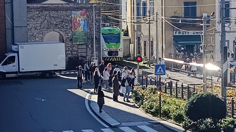Viale Lecco, abbattuta la sbarra del passaggio a livello: traffico bloccato 