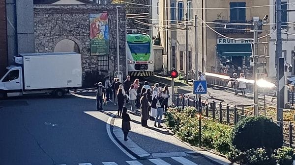 Viale Lecco, abbattuta la sbarra del passaggio a livello: traffico bloccato 