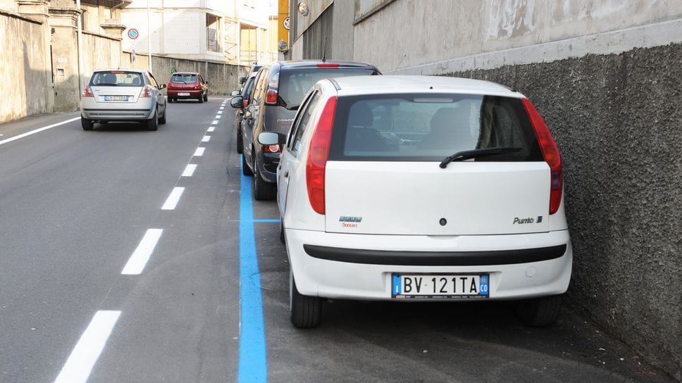 Posteggi da bianchi a blu, il Pd attacca la giunta: «Governate contro chi vive e lavora a Como»