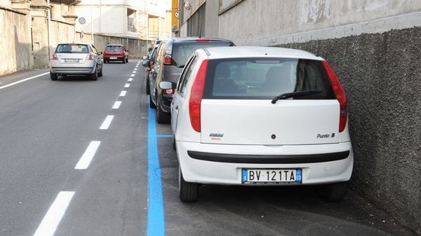 Posteggi da bianchi a blu, il Pd attacca la giunta: «Governate contro chi vive e lavora a Como»