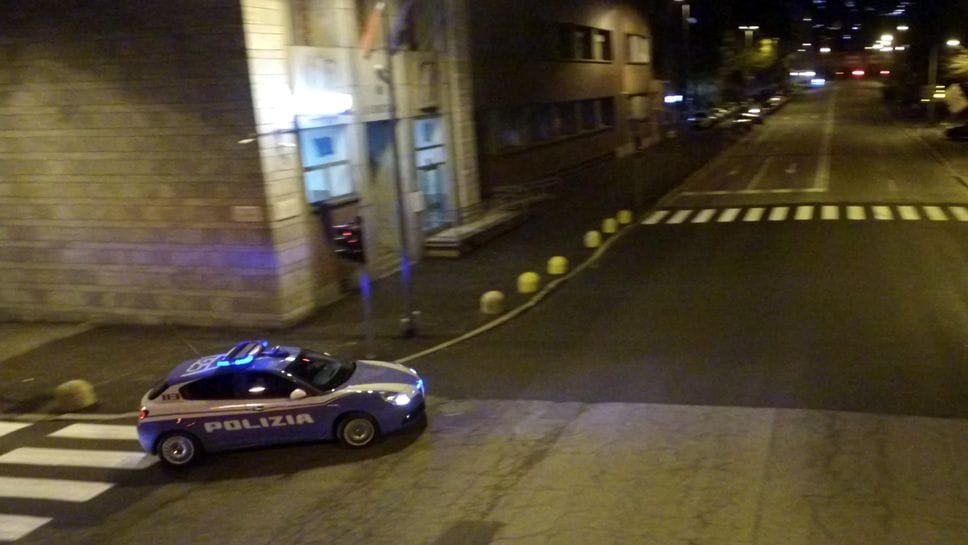 Prevenzione delle violenze, 26 perquisizioni nella notte: sequestrati tirapugni, lame, passamontagna