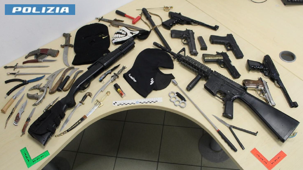 Prevenzione delle violenze, 26 perquisizioni nella notte: sequestrati tirapugni, lame, passamontagna
