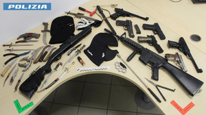 Prevenzione delle violenze, 26 perquisizioni nella notte: sequestrati tirapugni, lame, passamontagna