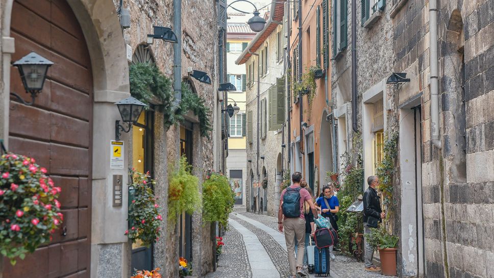 Raccolta rifiuti in via Vitani, «non si riesce più a dormire: via vai di camion dalle 2 del mattino»