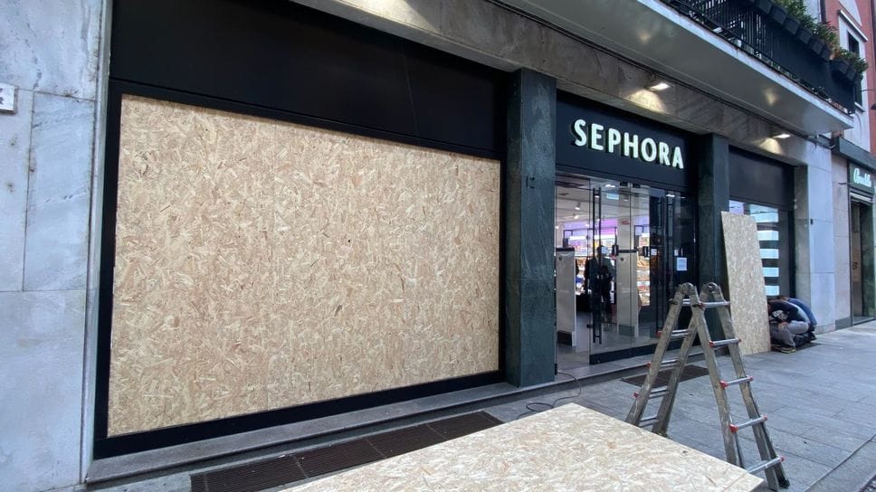 Pannelli di protezione alle vetrine del negozio Sephora di via Bernardino Luini