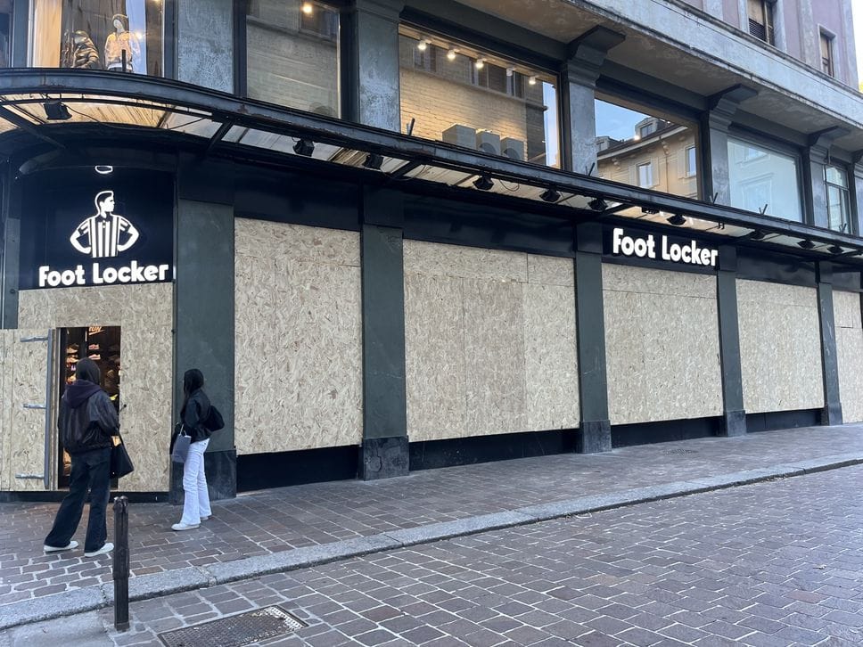 Tensione in centro a Como, anche Sephora si barrica