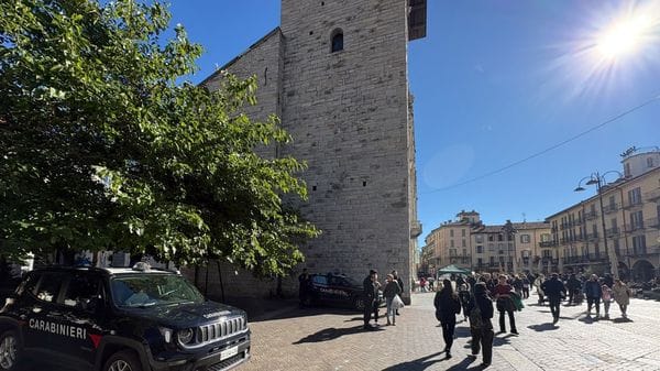 A Como le minacce di raduni violenti: negozi barricati e vie del centro piene. Primi presidi delle forze dell’ordine