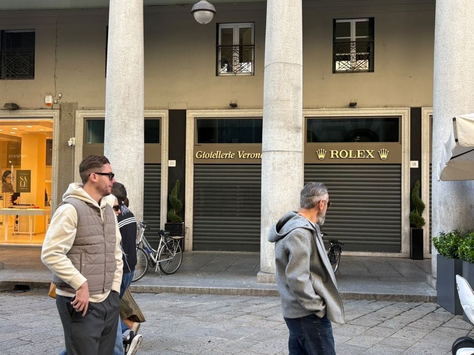 A Como le minacce di raduni violenti: vie del centro piene e anche i negozi barricati scelgono di riaprire 