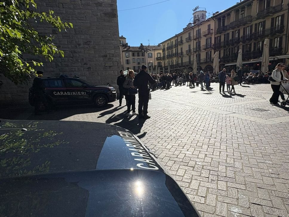 A Como le minacce di raduni violenti: vie del centro piene e anche i negozi barricati scelgono di riaprire 