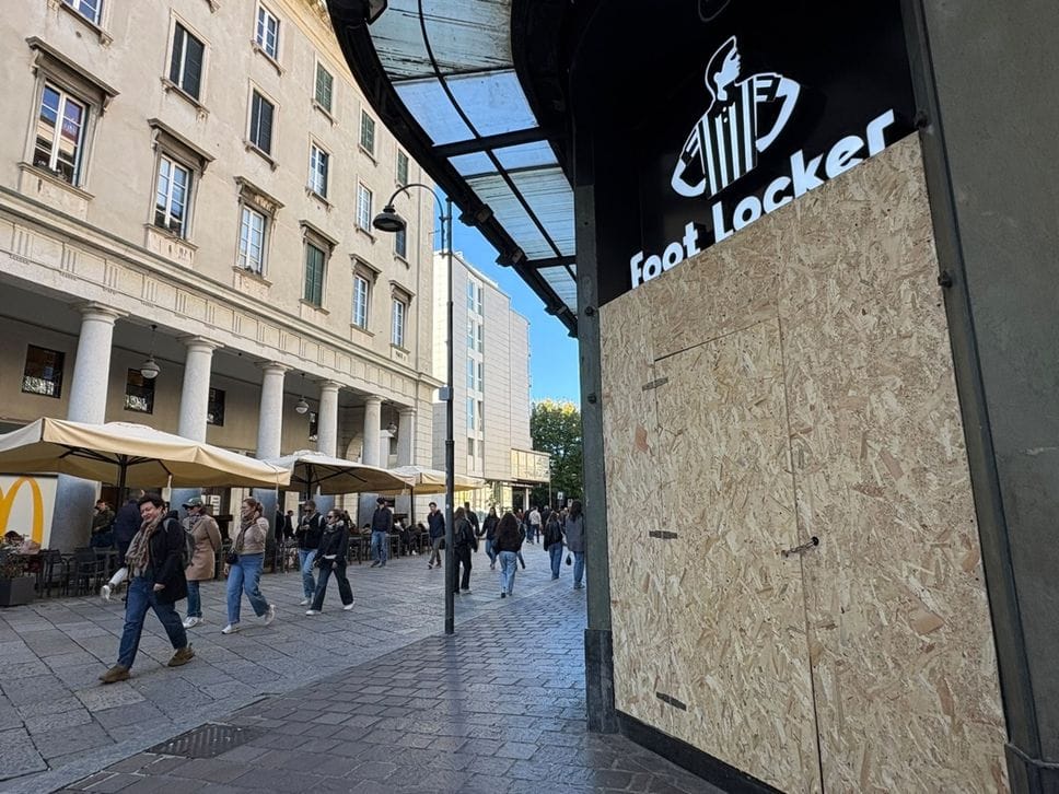 A Como le minacce di raduni violenti: vie del centro piene e anche i negozi barricati scelgono di riaprire 