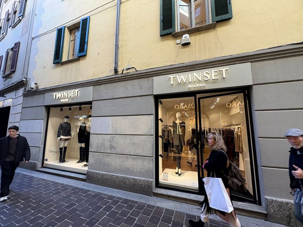 A Como le minacce di raduni violenti: vie del centro piene e anche i negozi barricati scelgono di riaprire 