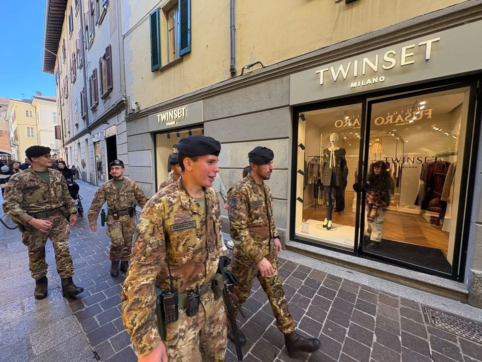 A Como le minacce di raduni violenti: vie del centro piene e anche i negozi barricati scelgono di riaprire 