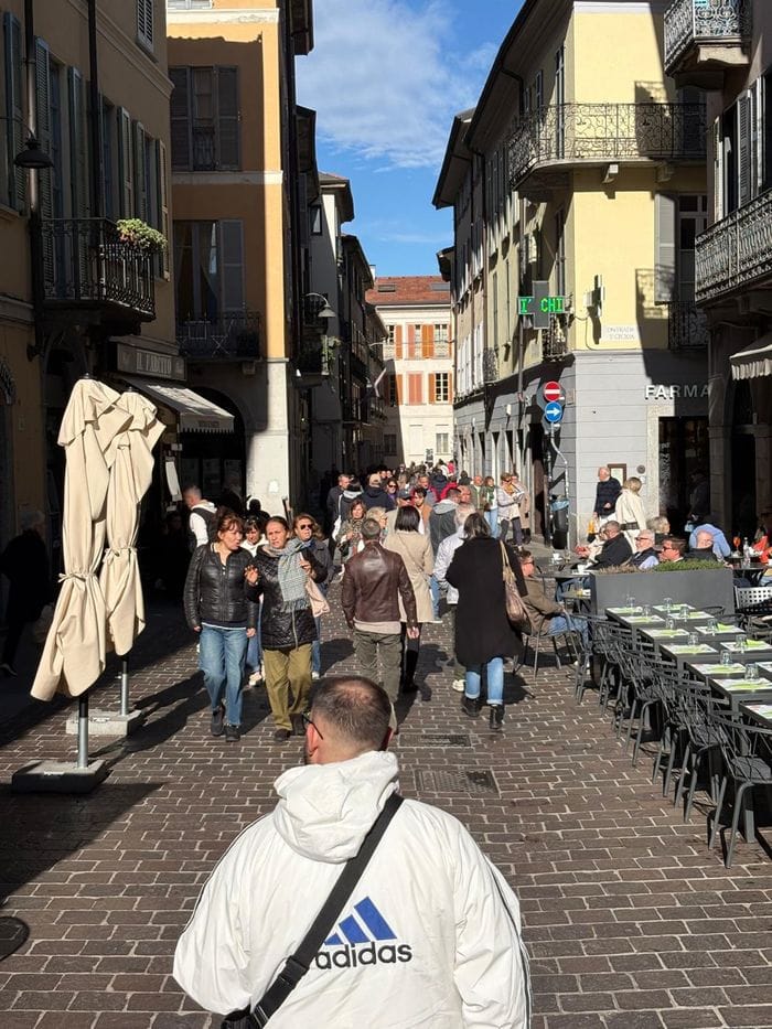 A Como le minacce di raduni violenti: vie del centro piene e anche i negozi barricati scelgono di riaprire 