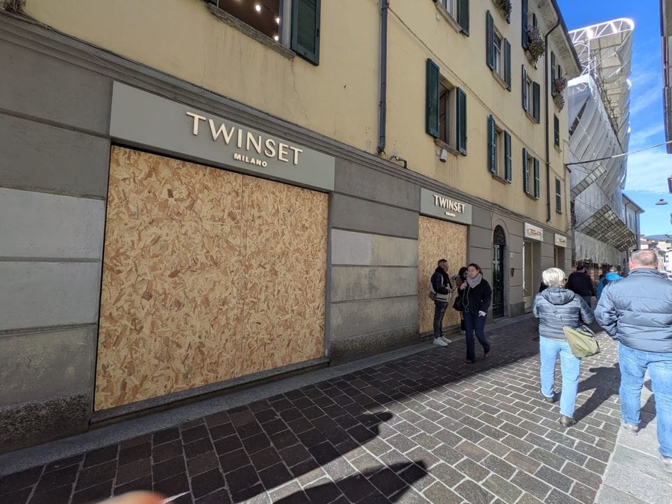 A Como le minacce di raduni violenti: vie del centro piene e anche i negozi barricati scelgono di riaprire 