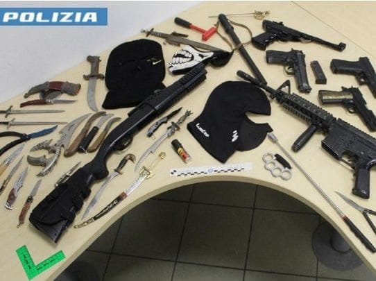 Coltelli, mazze e tirapugni L’arsenale dei ragazzini