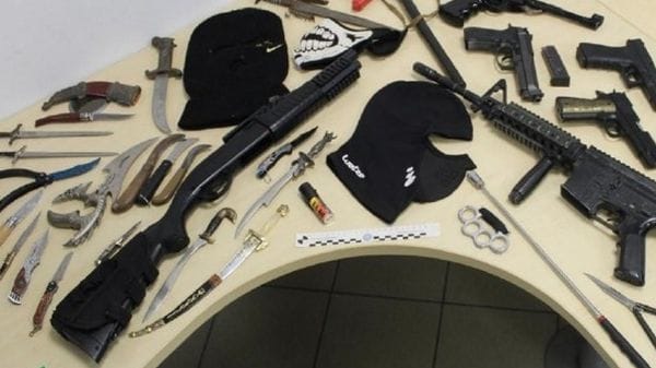 Coltelli, mazze e tirapugni L’arsenale dei ragazzini