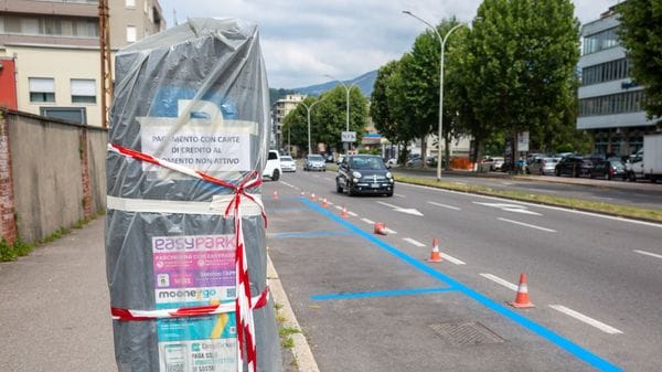I parcheggi gratuiti a Como ormai un miraggio: in due anni ne sono spariti 529