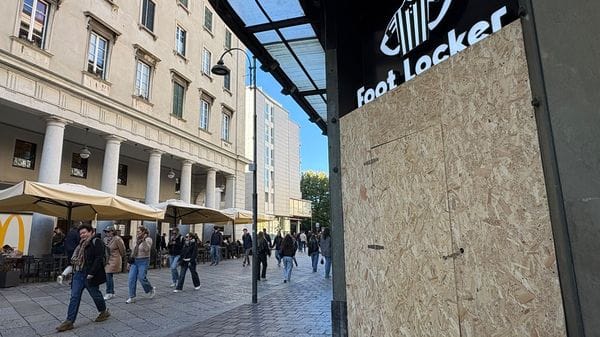 In centro a Como, tra la folla e i negozi barricati per paura degli assalti improvvisati