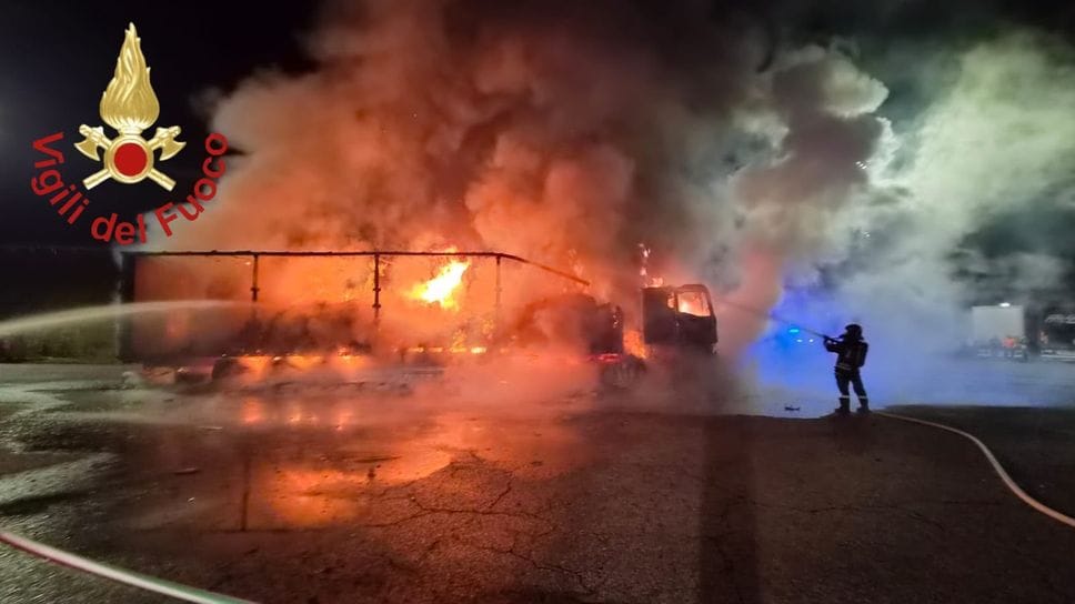 Fiamme e paura a Lario Tir, distrutto un camion, si indaga sulle cause